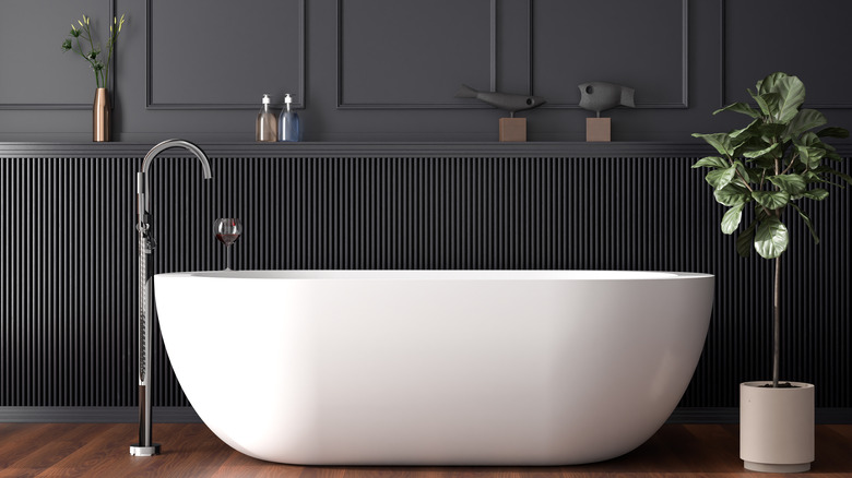 Freestanding bathtub