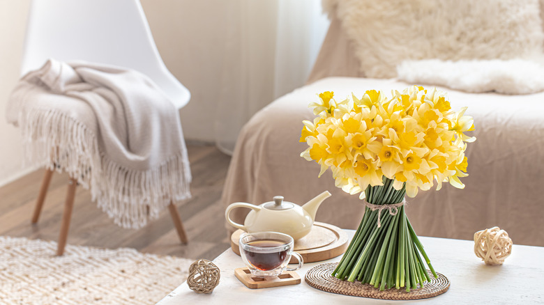 Living room with yellow flowers 