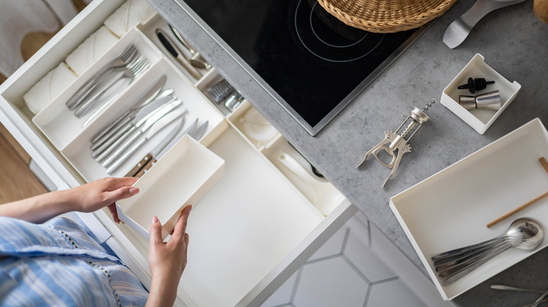 Organizing cutlery drawer