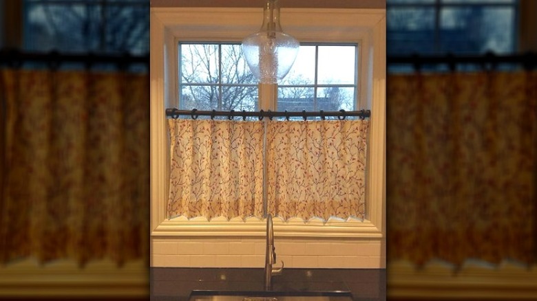 Café curtains 