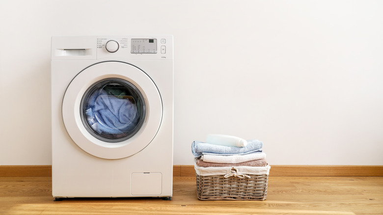 Washing machine with laundry