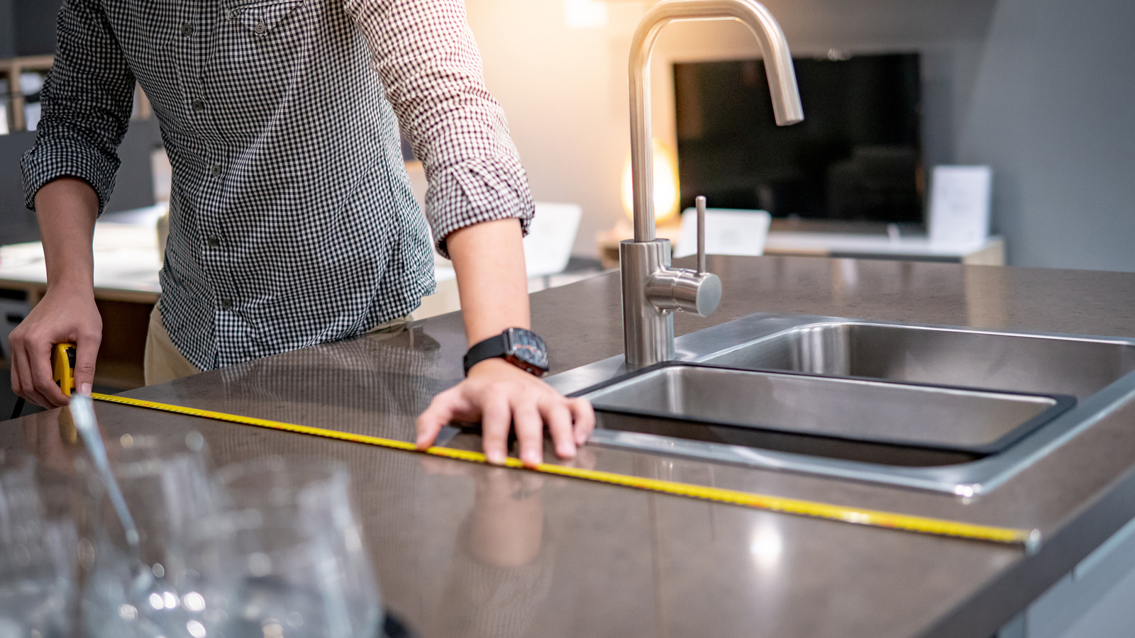 https://www.housedigest.com/img/gallery/5-things-to-consider-before-installing-quartz-countertops/l-intro-1659529913.jpg