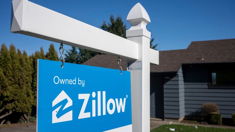 a Zillow sign