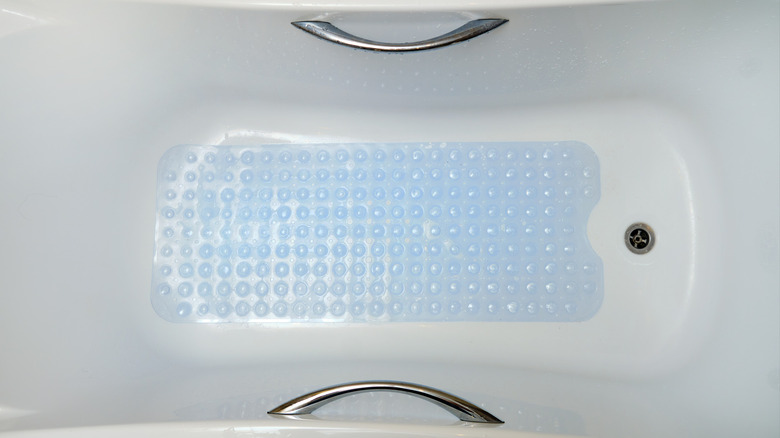 Anti-slip mat in the tub