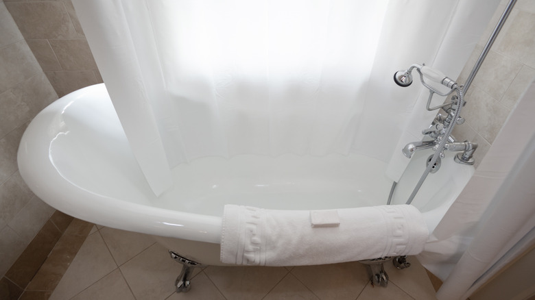 Clawfoot tub with shower curtain