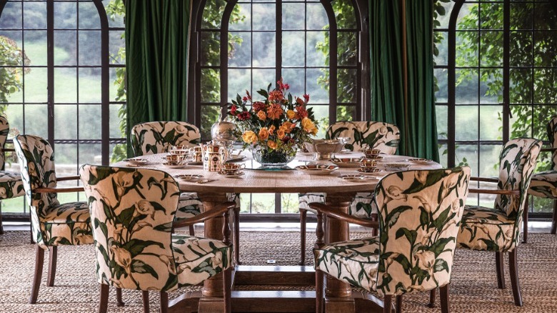 Elegant traditional dining room