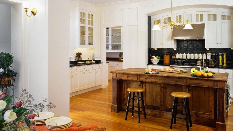 Farmhouse country kitchen with island