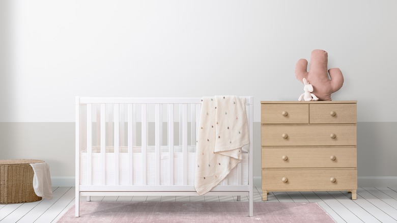 https://www.housedigest.com/img/gallery/5-tips-for-creating-the-perfect-minimalist-nursery-for-your-little-one/intro-1666173559.jpg
