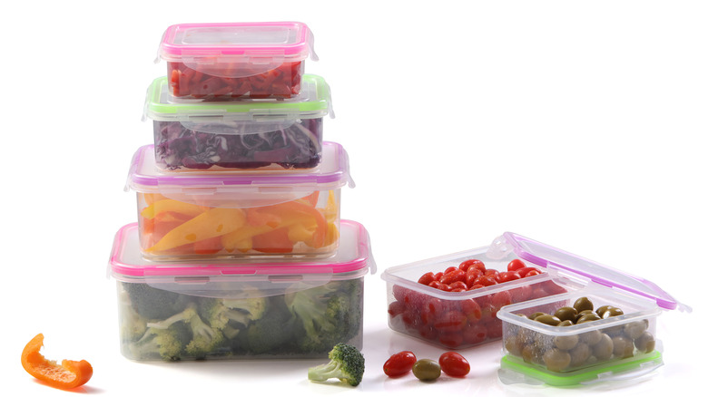 plastic containers with food