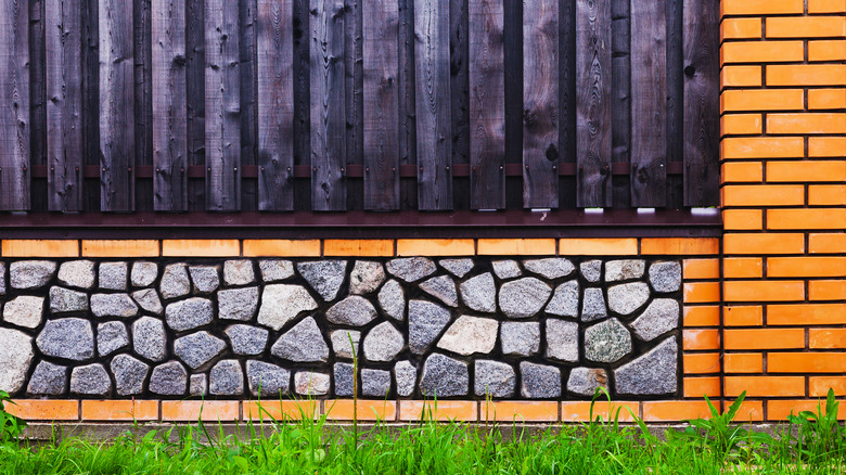 wood and grey gravel barrier 