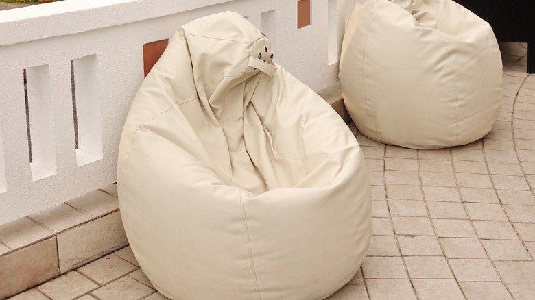 Pear-shaped bean bag chair 