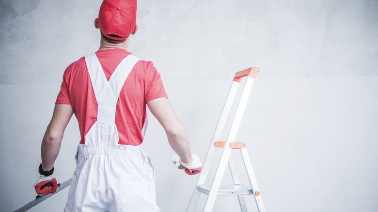 worker preparing drywall