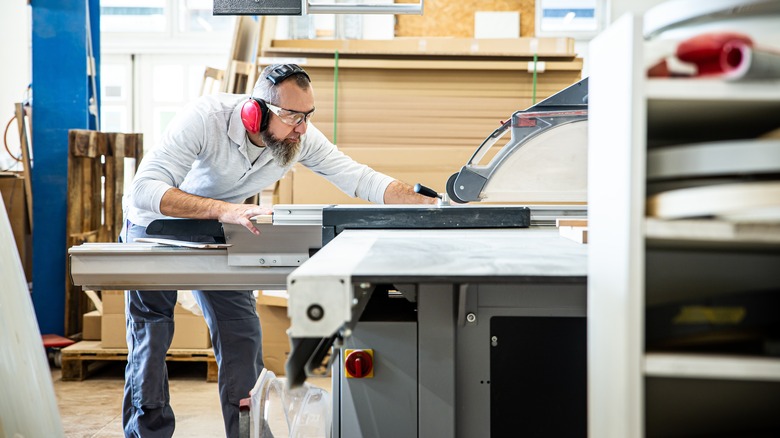 carpenter using table saw