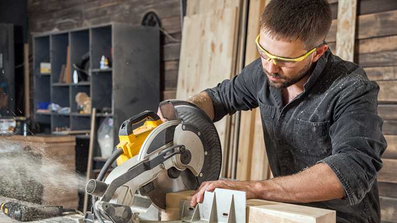 carpenter using table saw