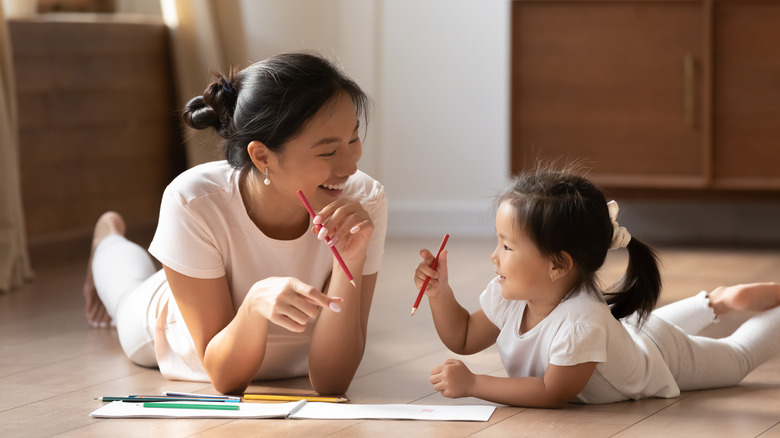 mom and daughter drawing