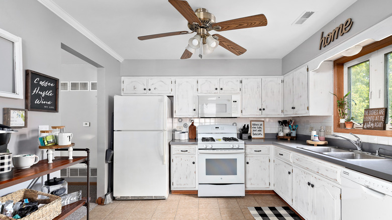 farmhouse kitchen with ceiling fan