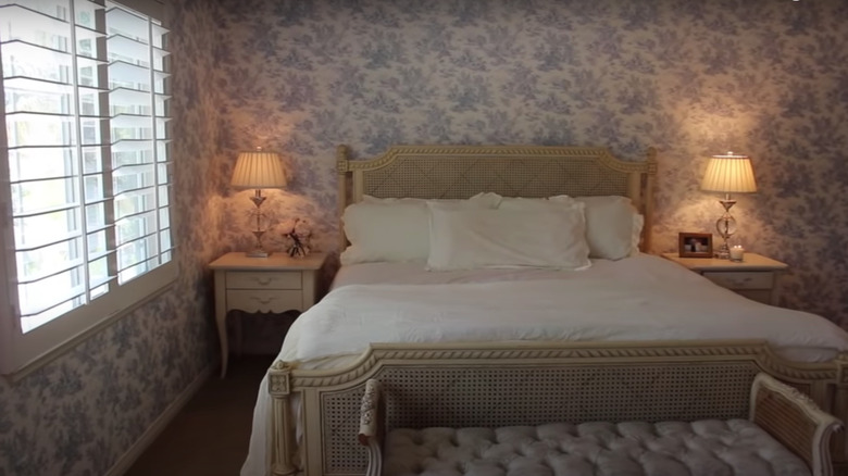 Toile wallpaper in bedroom