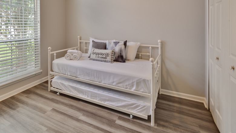 white trundle bed