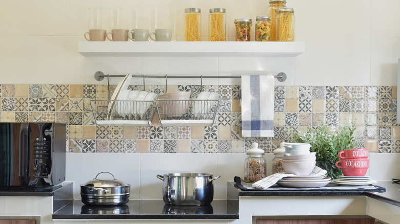 Patterned tile backsplash