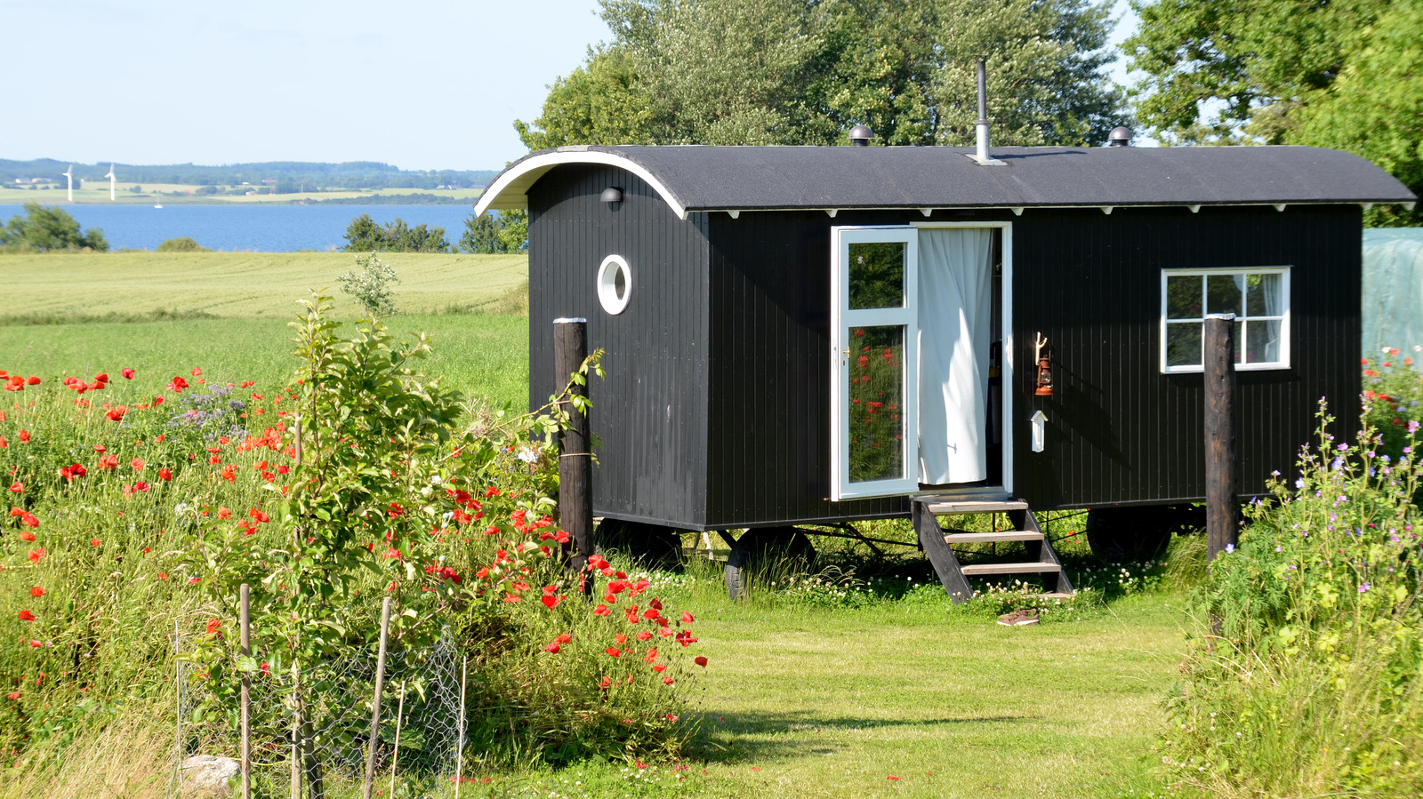 50 Charming Tiny Houses You Can Rent On Airbnb