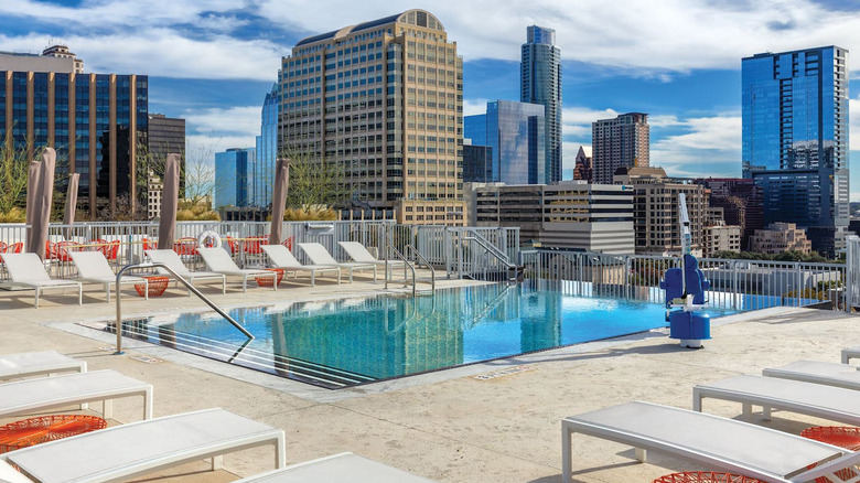 rooftop pool in Austin Airbnb 