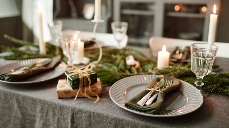 gray tablecloth with green napkins