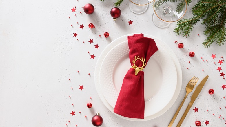 red napkins with reindeer rings