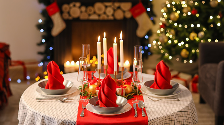 twirled red napkins in bowls