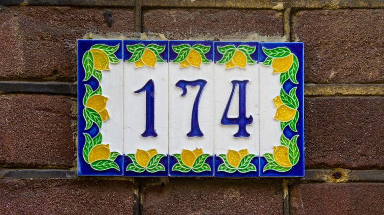 address numbers on wall