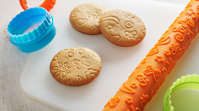 Embossing rolling pin and cookies