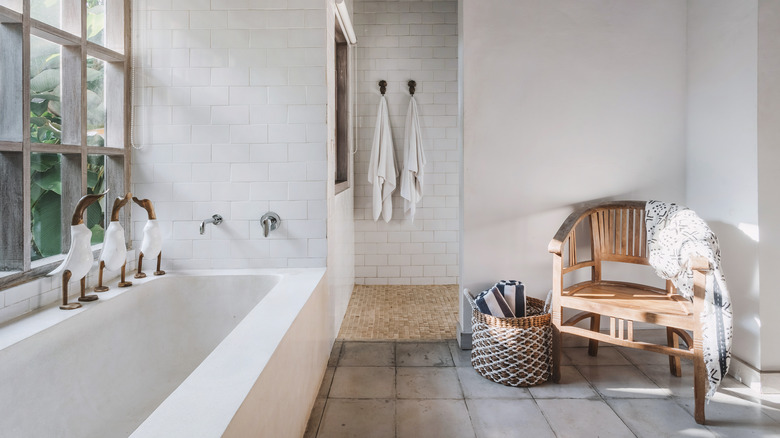 Large bathroom with natural elements