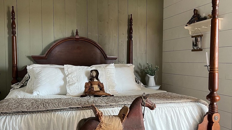 Shabby farmhouse bedroom