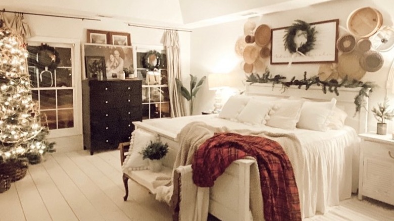 Wintery farmhouse bedroom