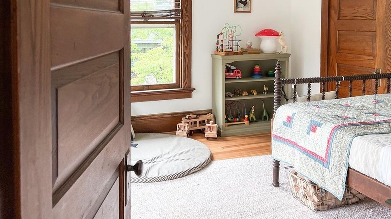 Shabby chic farmhouse kids bedroom