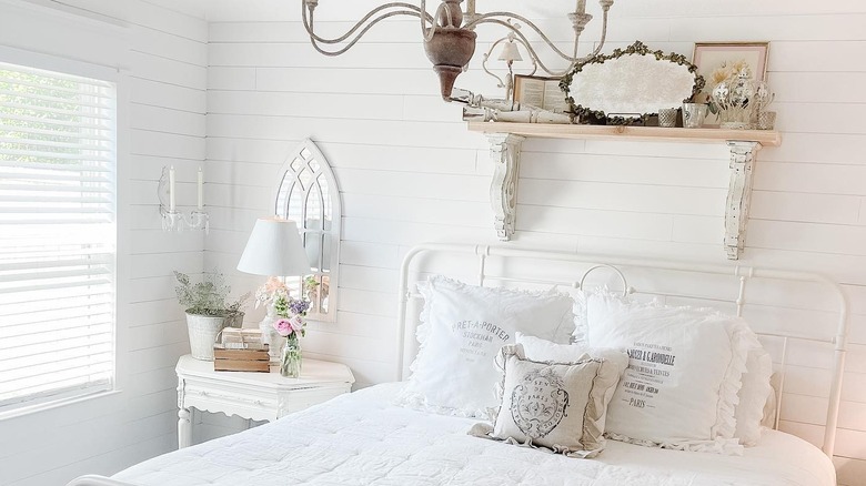 Shabby cottagecore farmhouse bedroom