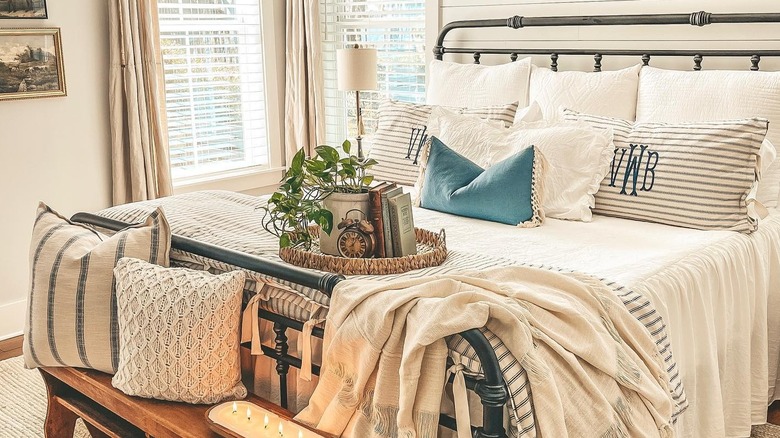 Relaxed farmhouse bedroom