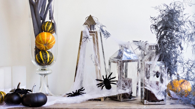 Cobweb lantern decor