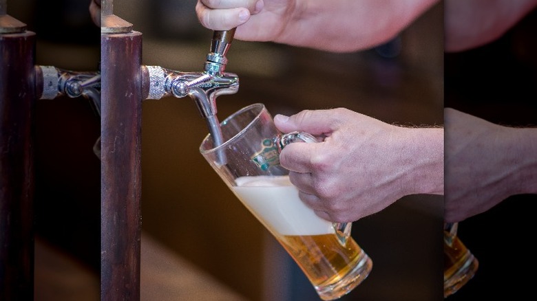 Filling beer mug