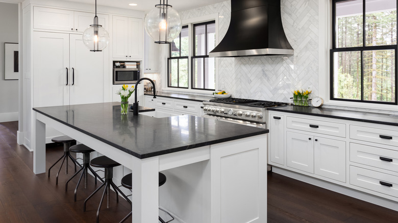 Wide monochrome kitchen island