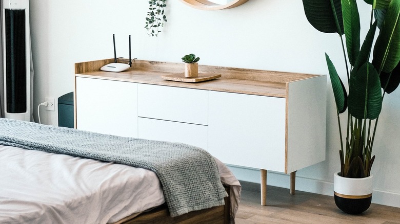 minimalist mid century bedroom 