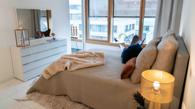 cozy minimalist bedroom 