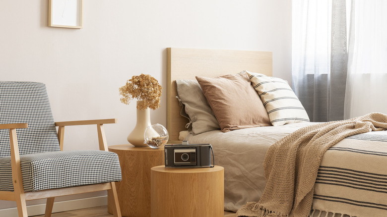 minimalist apartment bedroom 