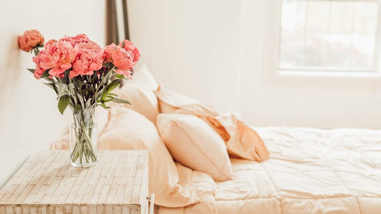 pink minimalist bedroom 