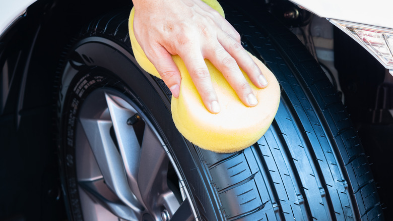 Hand washing car tire