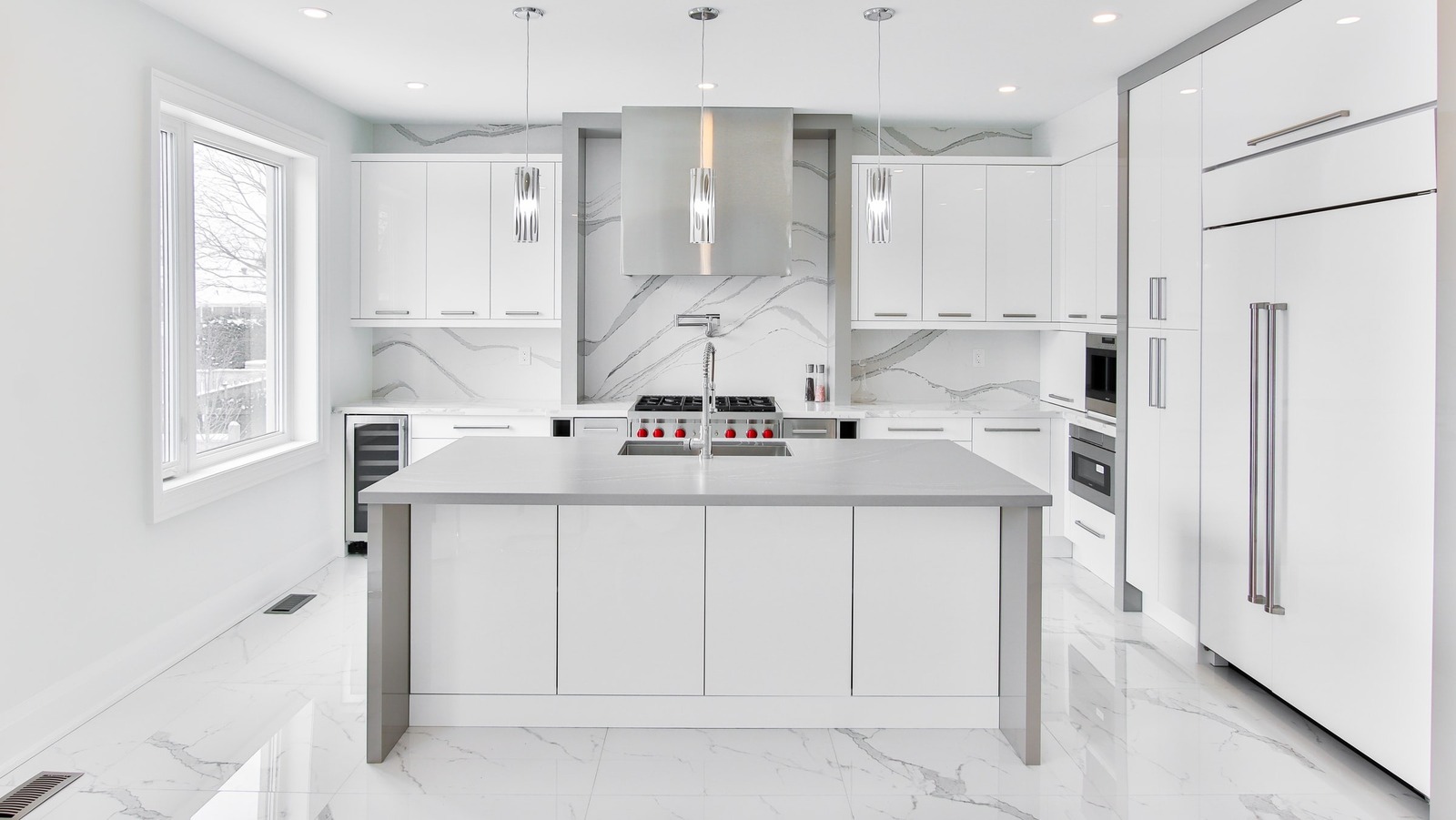 https://www.housedigest.com/img/gallery/50-white-kitchen-designs-that-will-never-go-out-of-style/l-intro-1633371082.jpg