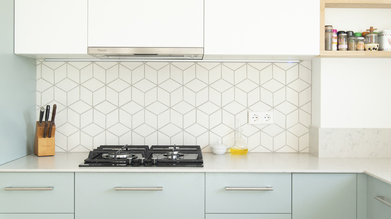 backsplash with cube-like shapes