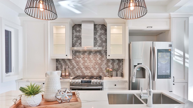 daisy pattern on kitchen backsplash