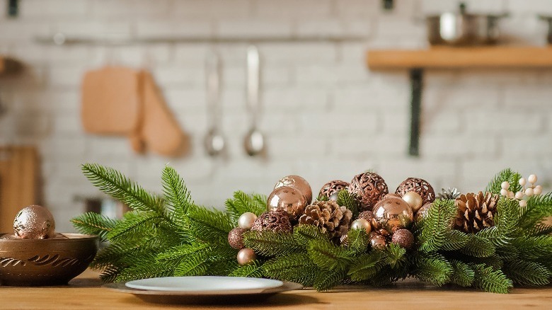 Garland with bronze baubles