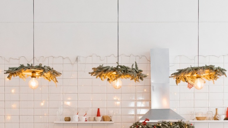 Light fixtures with wreaths