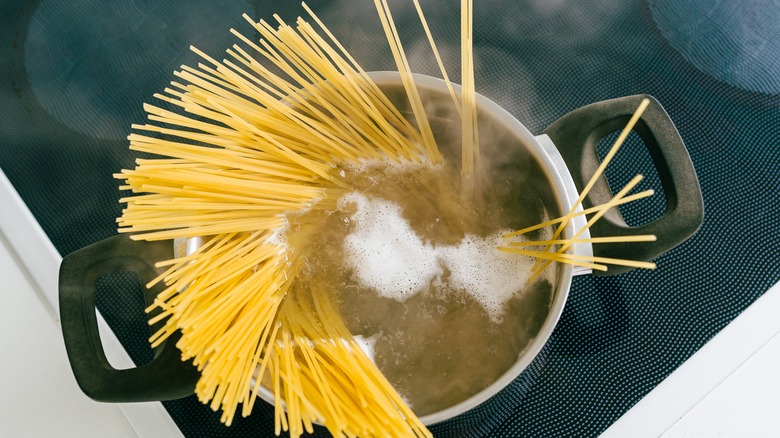 Spaghetti in a pot of boiling water